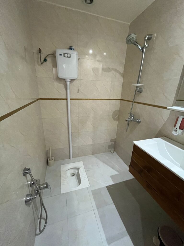 Baqer-ol-Oloom-Hotel-Restroom